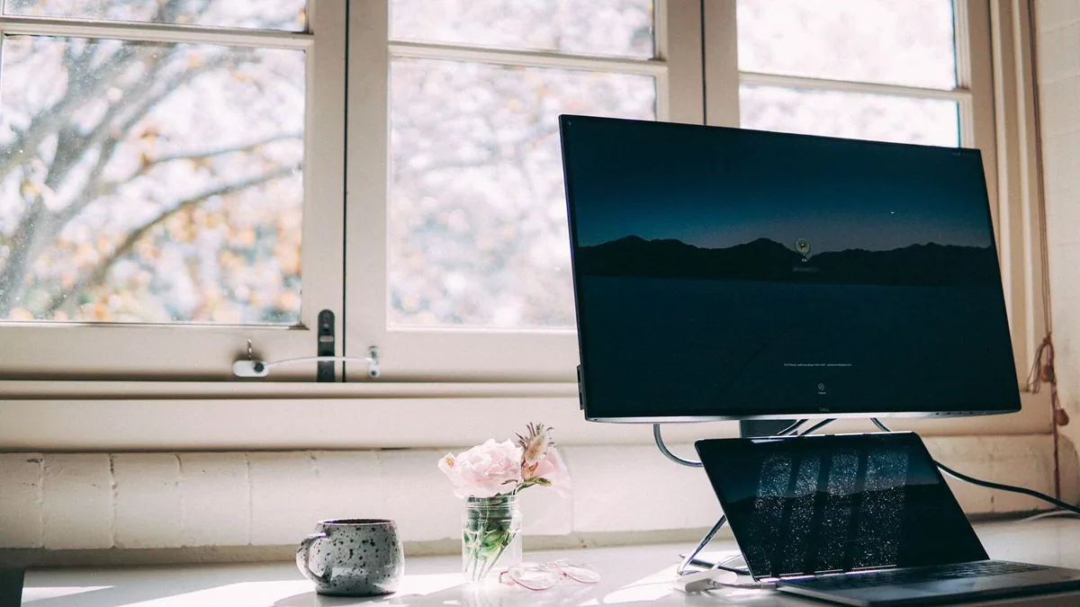 Choisir un CMS : ordinateur portable et écran posés sur un bureau pour comparer des solutions