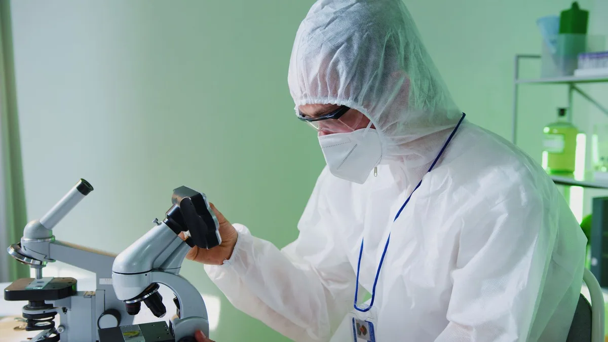 CIFRE : chercheur au travail dans un laboratoire de recherche