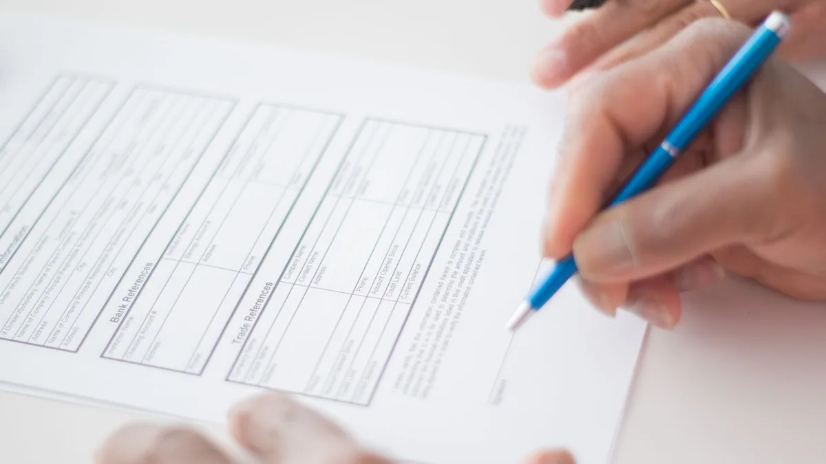 Clause de non concurrence : main tenant un stylo avant de signer un contrat de travail