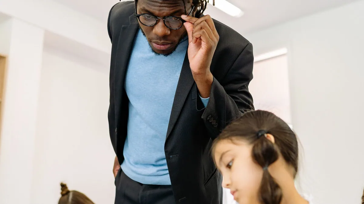 coach en image : la formatrice examine le travail d'une élève pendant une séance