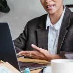 Coach en image : missions, qualités et formations pour le devenir