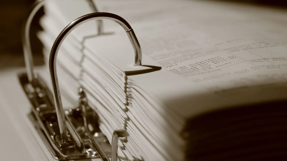 code APE : classeur rempli de documents d'entreprise