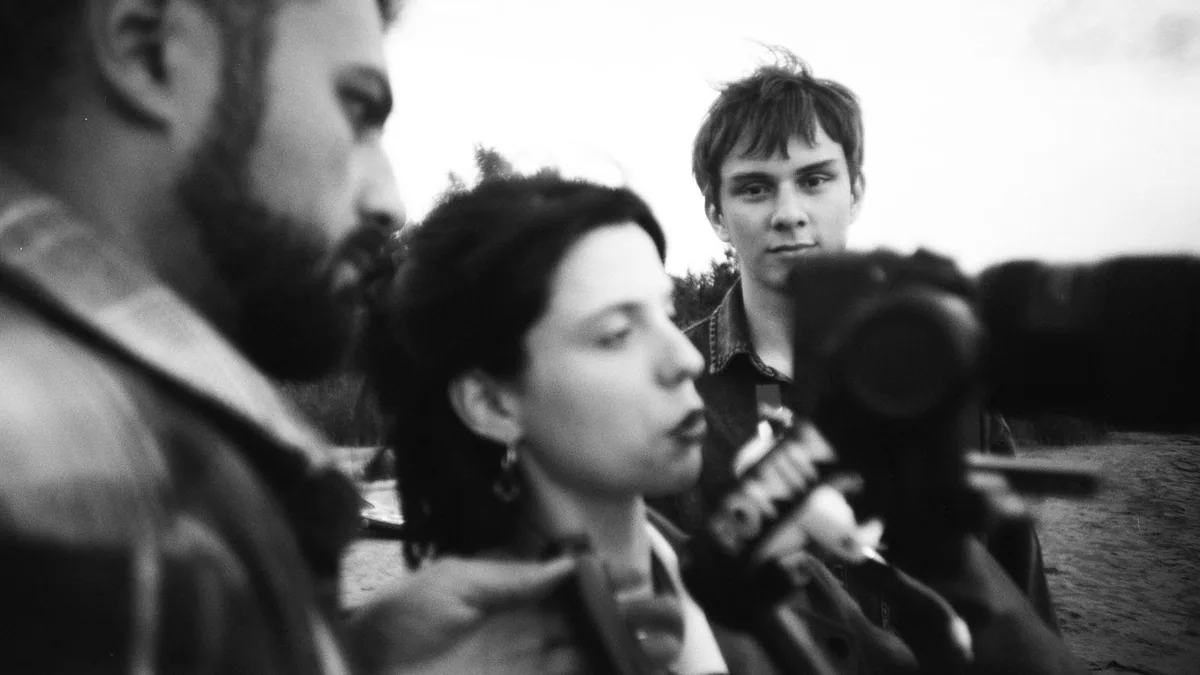 communication audiovisuelle : interview filmée en extérieur avec caméra et micro