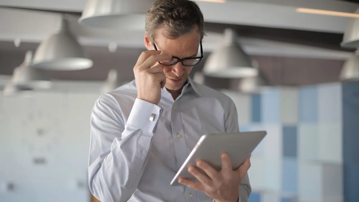 communication B2B : un professionnel lit un article spécialisé sur sa tablette