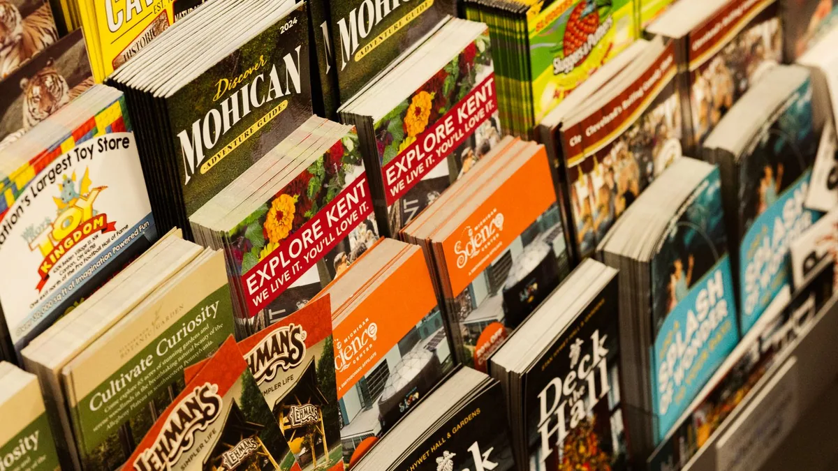 communication print et web : un présentoir de brochures imprimées