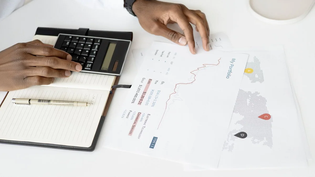 compte de résultat : calculatrice posée sur des documents comptables