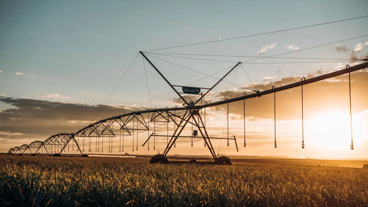 connectivité IoT : système d'irrigation dans un champ agricole, où la couverture réseau est souvent limitée