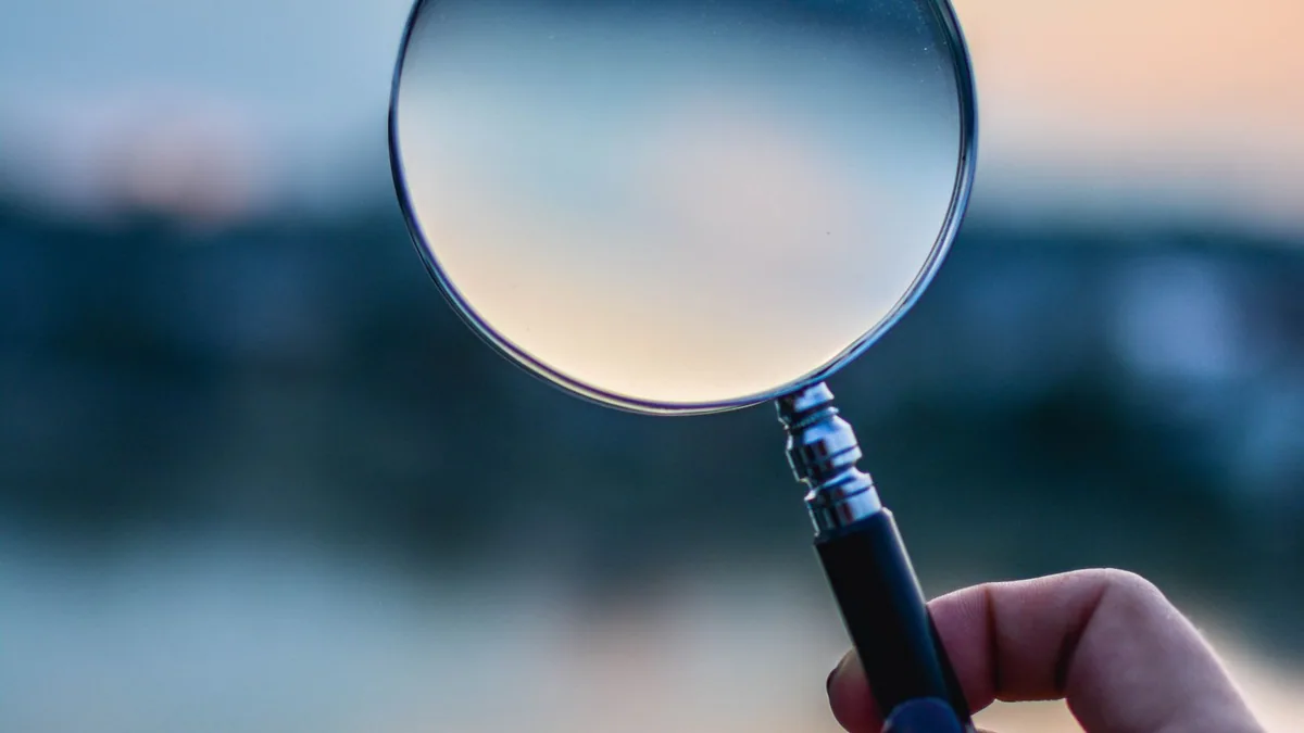 Conseils SEO : loupe en gros plan, symbole de l'analyse des résultats de recherche