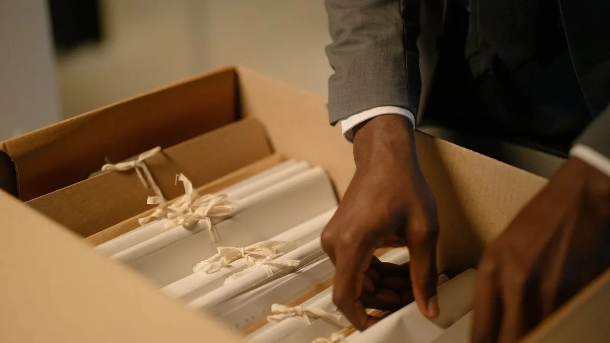 conservation documents entreprise : boîte d'archives remplie de dossiers