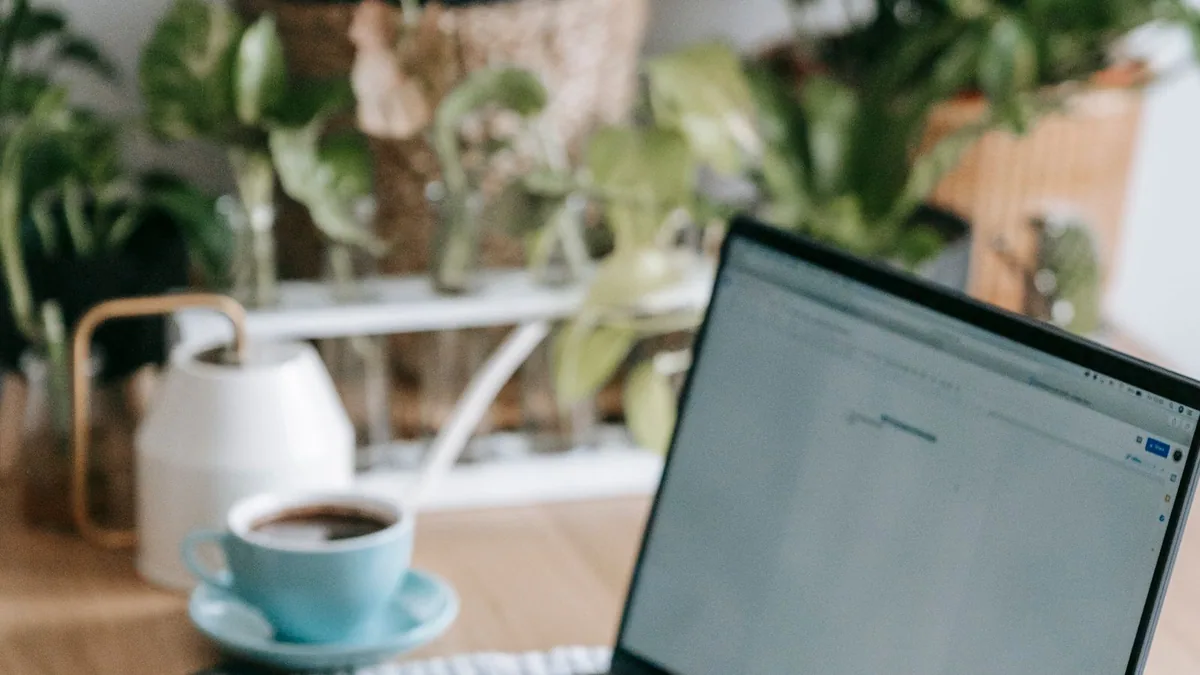 Tarif SEO freelance : un consultant indépendant travaille sur son ordinateur portable