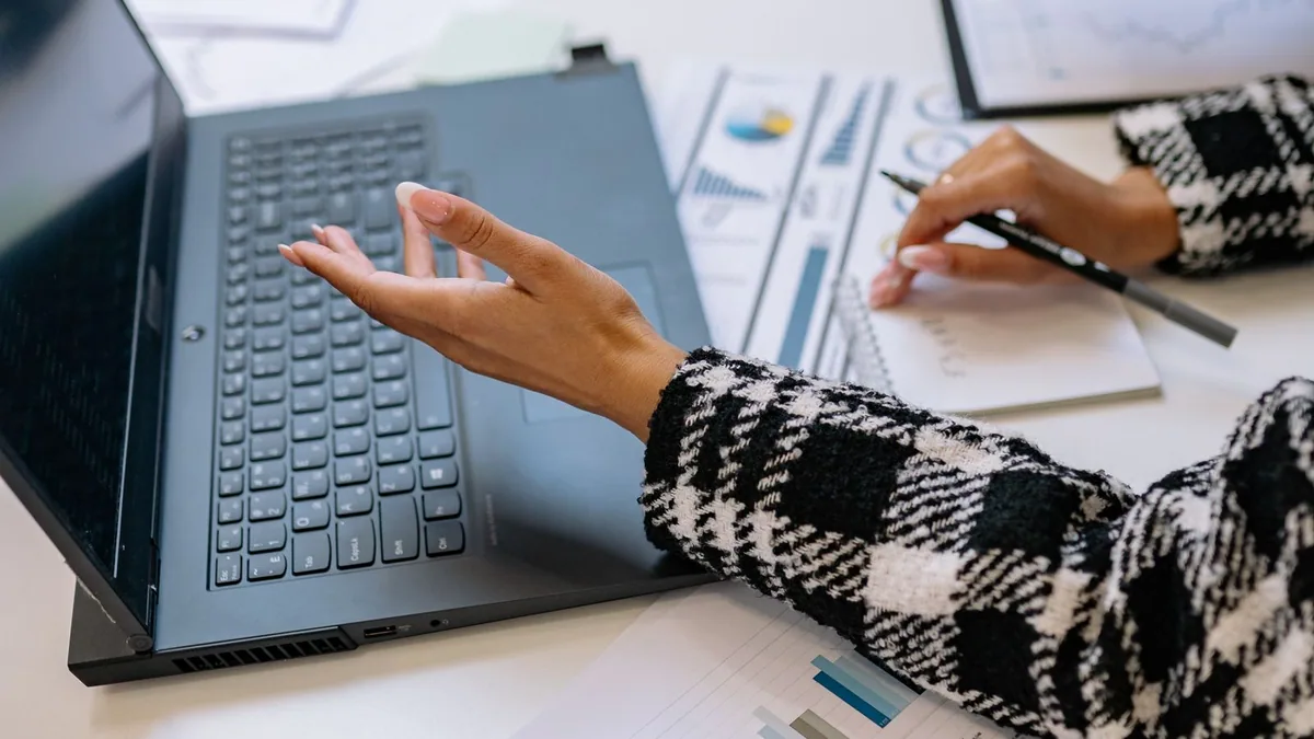 Missions consultant SEO : un consultant présente ses recommandations sur un ordinateur portable