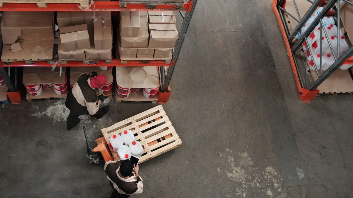 consultant supply chain : préparateurs au travail dans un entrepôt logistique