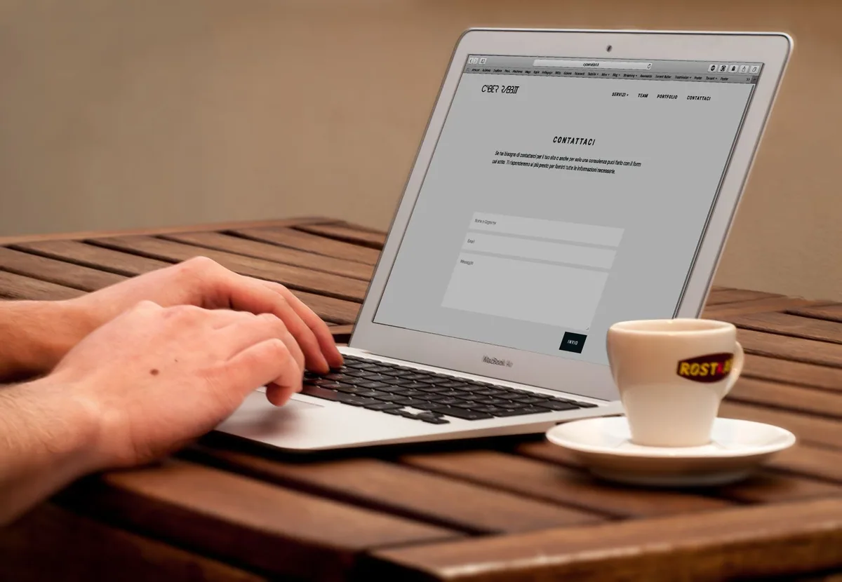 Contact de l'agence SEO : mains sur le clavier d'un ordinateur portable