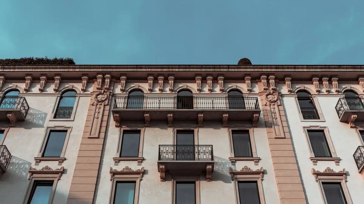 contribution sur les revenus locatifs : façade d'un ancien immeuble d'habitation