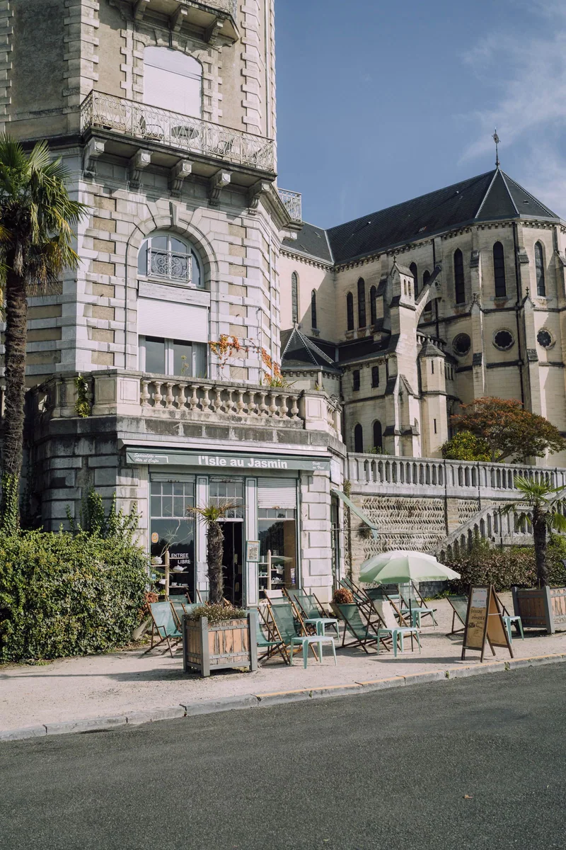 Création de site internet à Pau : des immeubles traditionnels et un café dans le centre de Pau