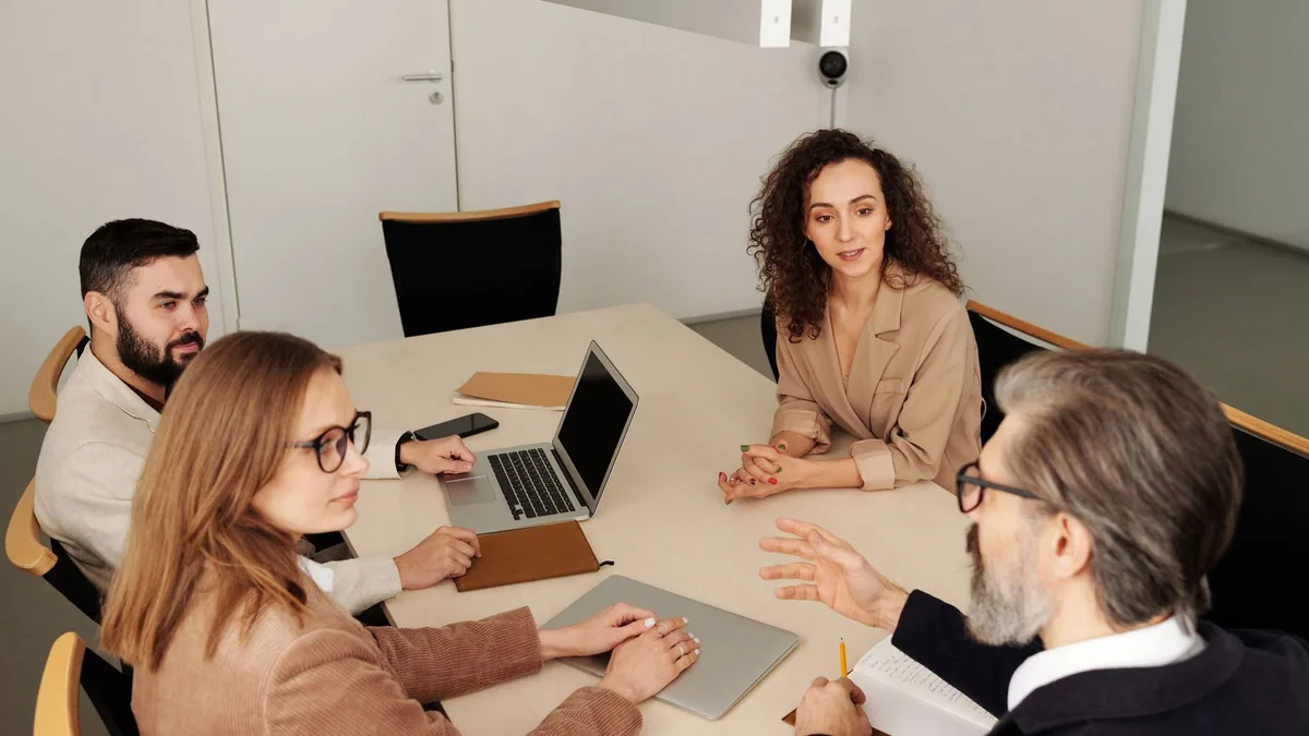 création d'une filiale : réunion de dirigeants autour d'une table