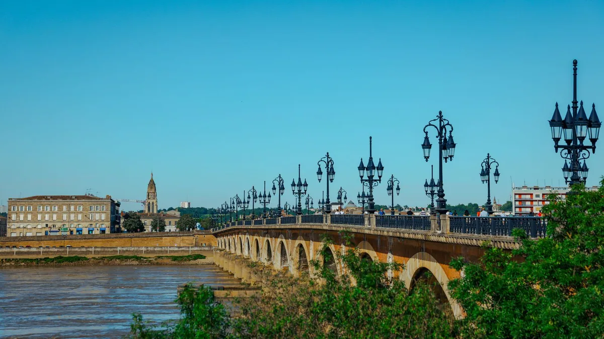 Création de site internet à Bordeaux : le pont de pierre à Bordeaux