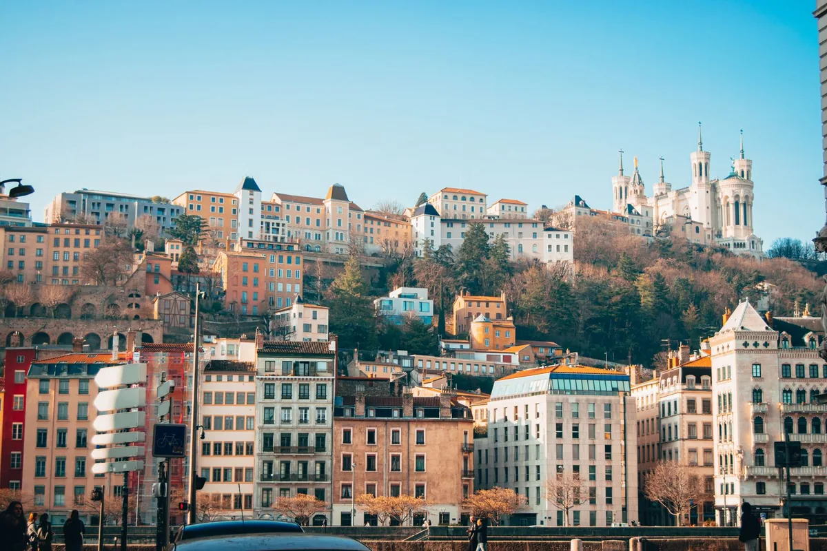 Création de site internet à Lyon : la colline de Fourvière et sa basilique à Lyon