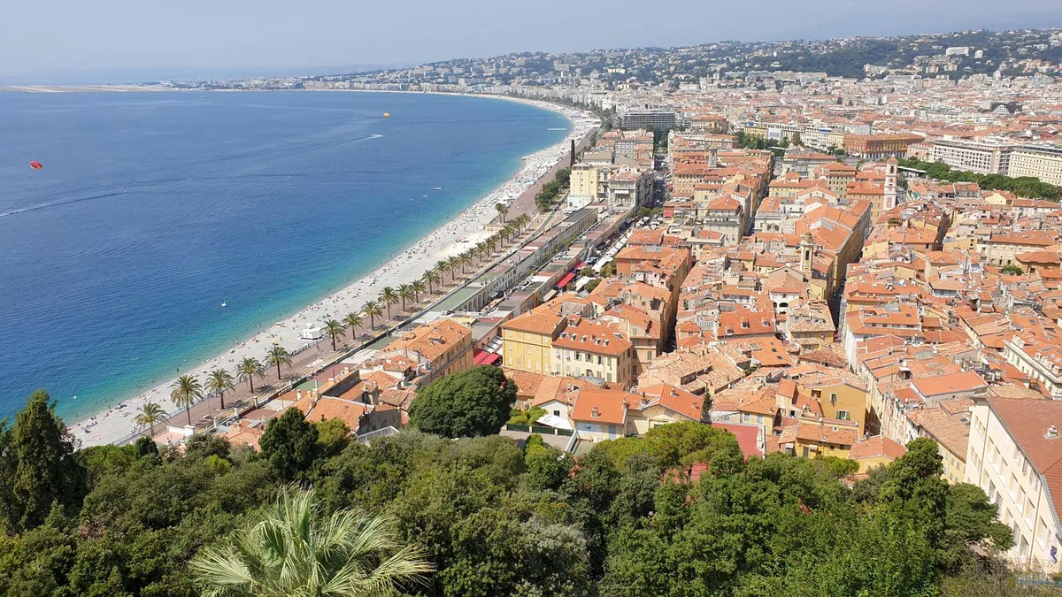 Création de site internet à Nice : la promenade des Anglais à Nice vue du ciel