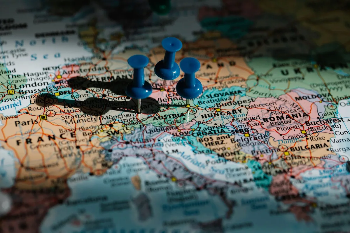 Création de site internet par ville : punaises plantées sur une carte