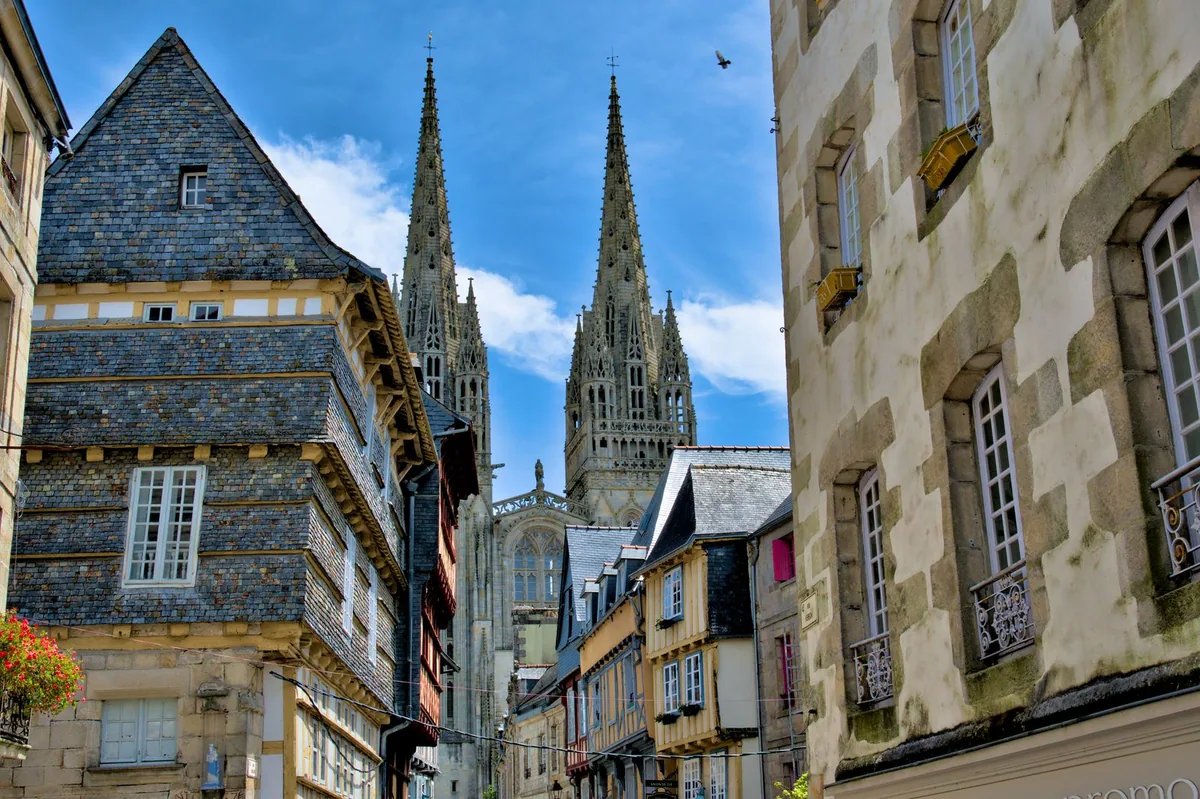 Création de site internet à Quimper : les flèches de la cathédrale Saint-Corentin au-dessus des toits de Quimper