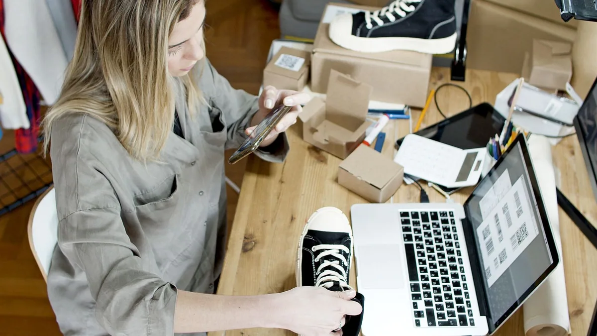Créer une boutique Shopify : vendeuse photographiant un produit pour sa fiche en ligne
