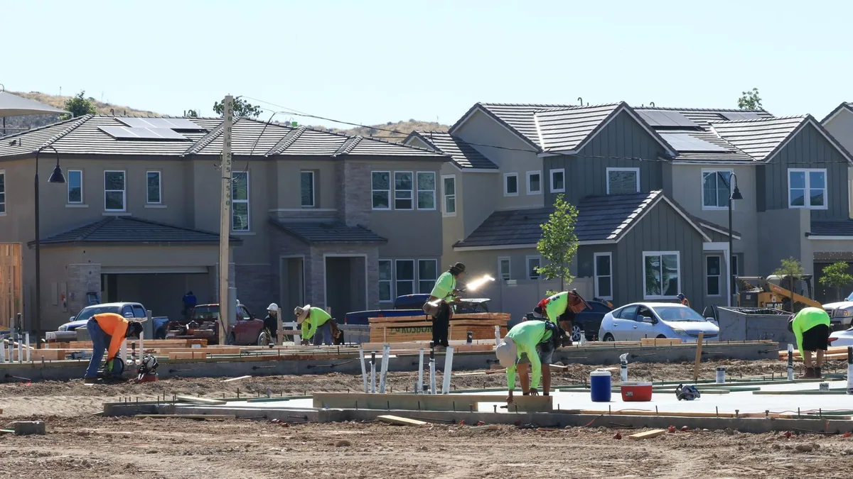 Créer une entreprise de bâtiment : ouvriers au travail sur un chantier de construction