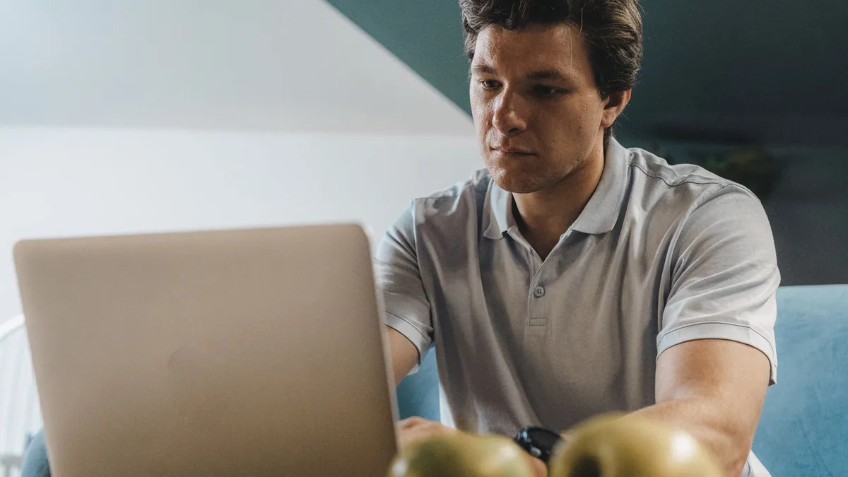 Créer un site auto-entrepreneur : freelance travaillant sur son ordinateur portable