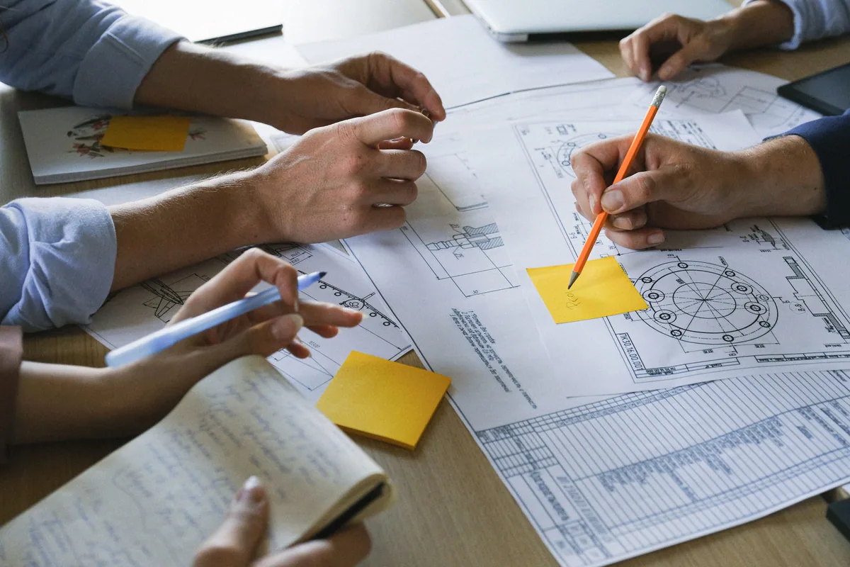 Comment créer un site professionnel : réunion de projet entre collègues autour d'une table