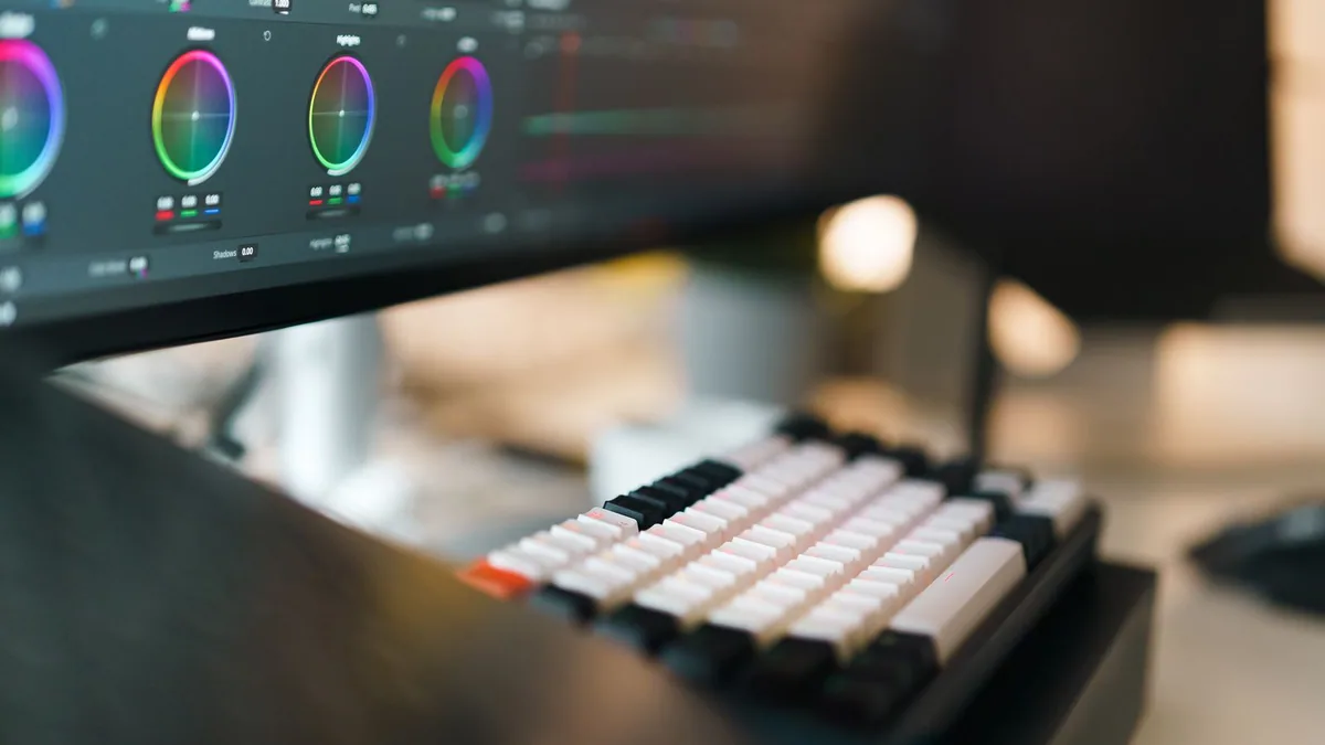 créer une vidéo d'entreprise : poste de montage vidéo avec clavier et écran