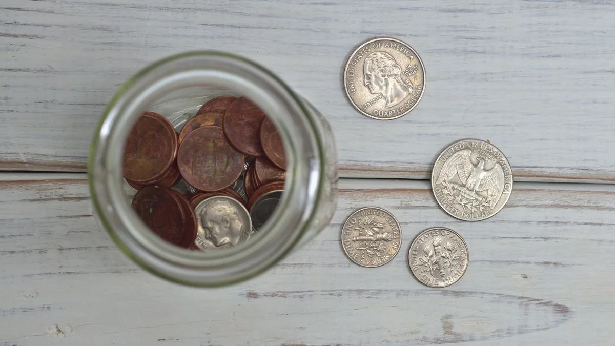 crowdfunding : bocal rempli de pièces, image des petites contributions qui financent un projet