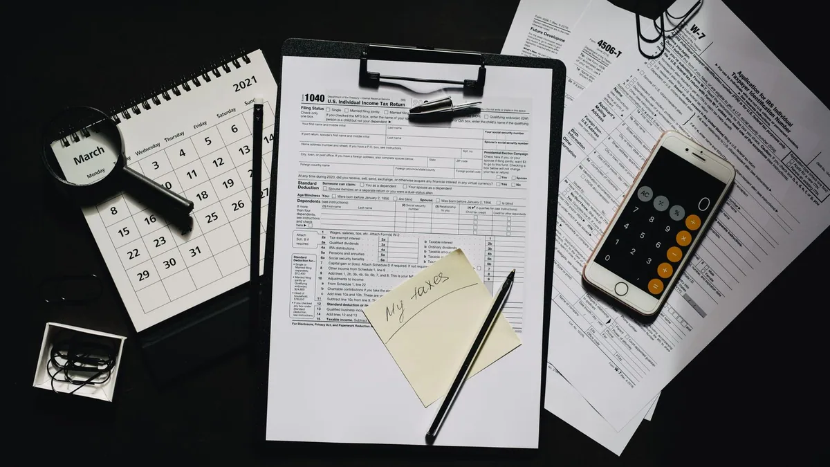 DAS2 : formulaire fiscal sur un porte-documents avec une note adhésive