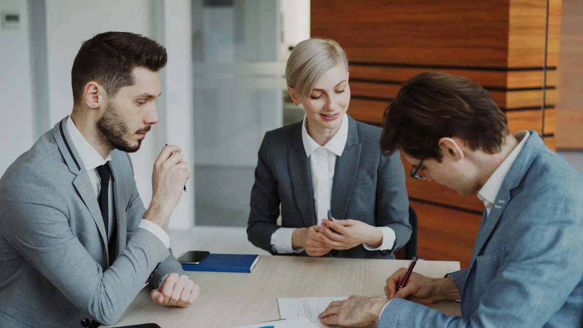 définition SARL : associés réunis en réunion autour d'une table de bureau