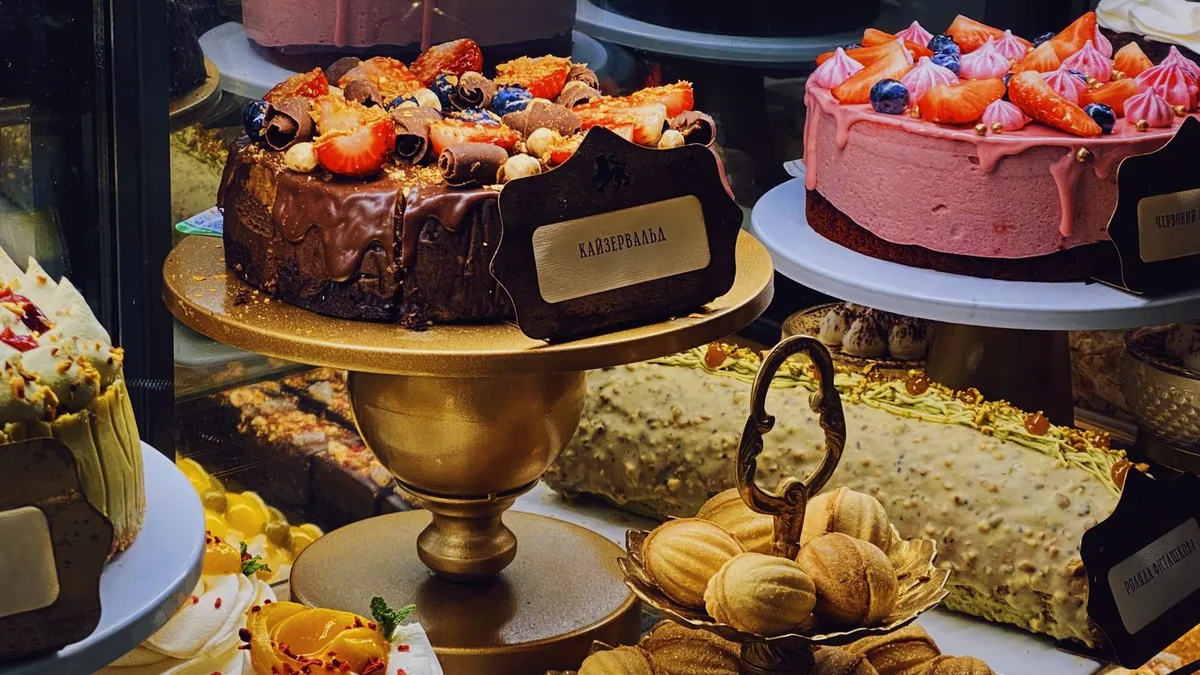 devenir pâtissier : vitrine de pâtisseries dans une boutique artisanale