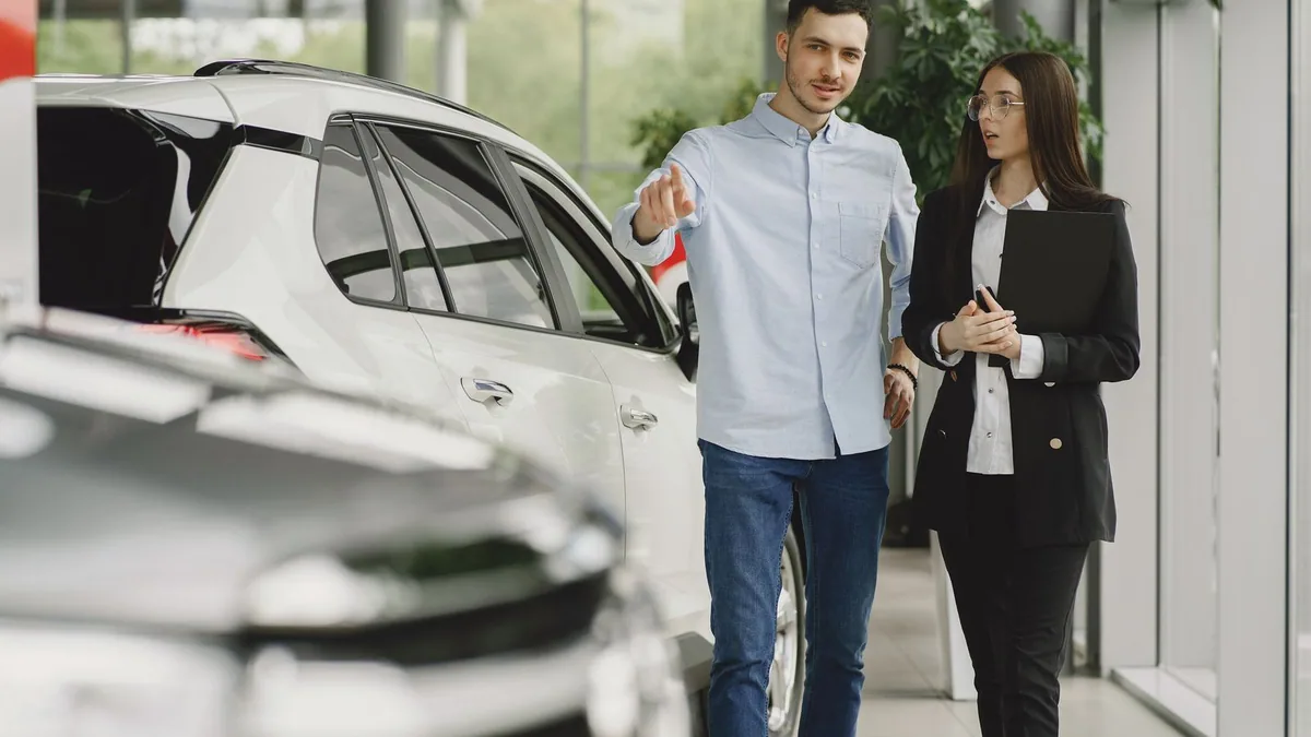 différence entre franchise et concession : un vendeur présente une voiture à un client en concession