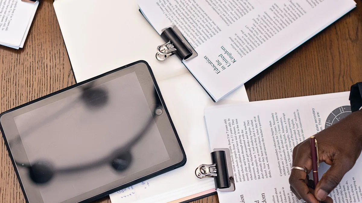digitalisation entreprise : tablette et documents sur une table pendant une réunion de travail