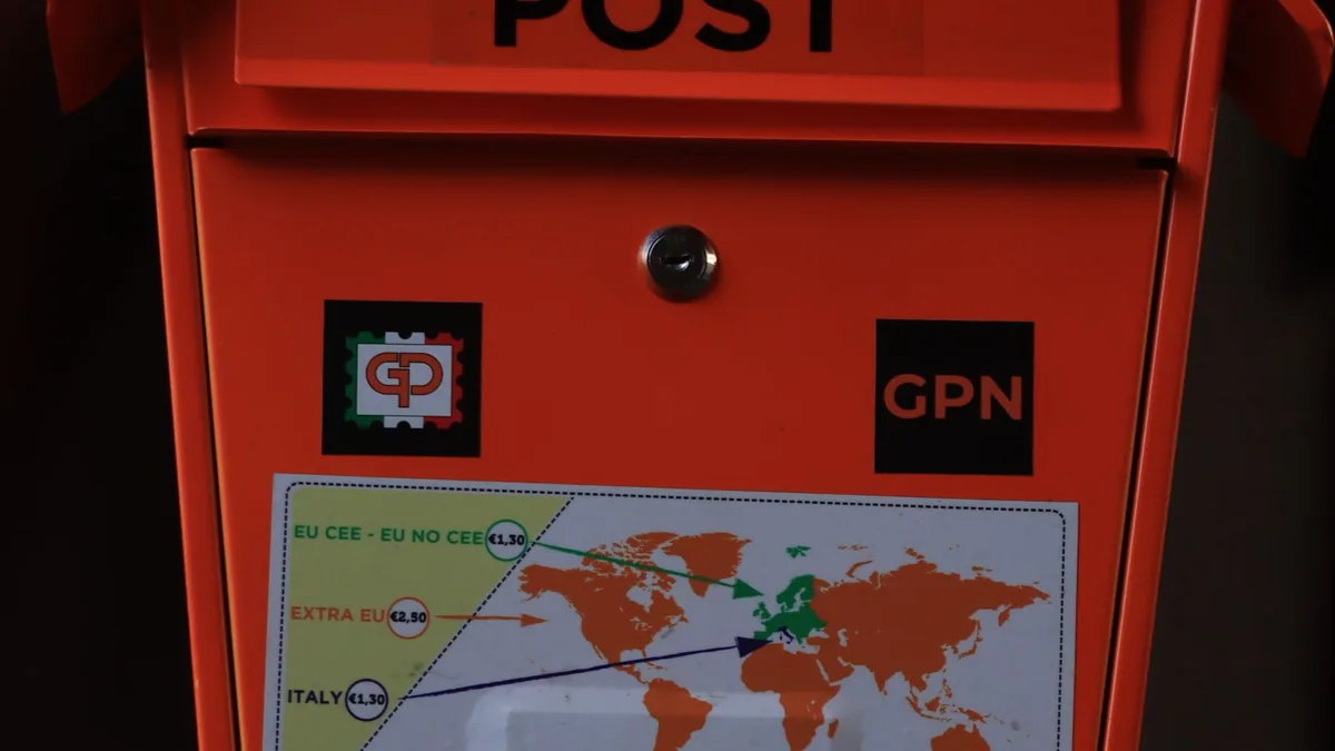 domiciliation entreprise : boîte aux lettres orange vue de près