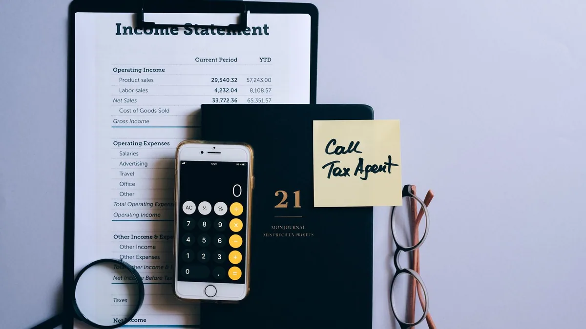 Dotation aux amortissements : calculatrice sur smartphone posée sur un compte de résultat