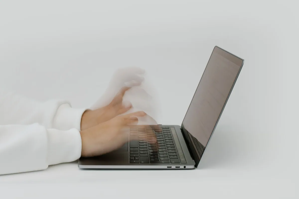 Pourquoi créer un blog d’entreprise : mains qui tapent un article sur un clavier