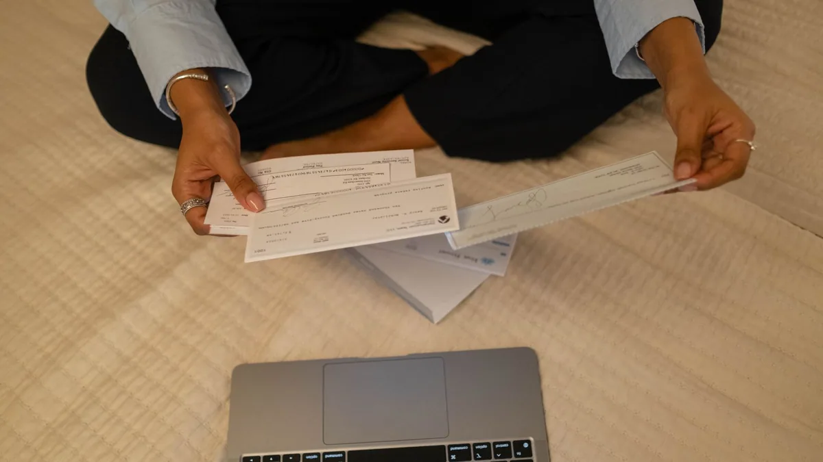 effet domicilié : une personne tient des titres de paiement, alternative au règlement par chèque