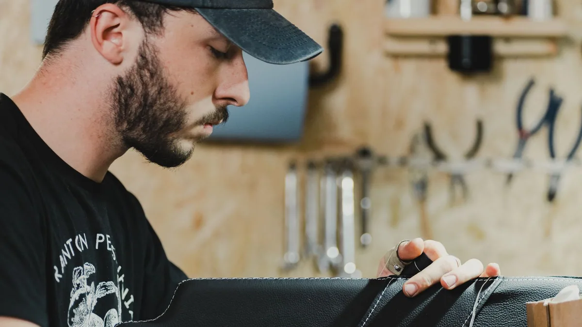 eirl : artisan travaillant le cuir dans son atelier