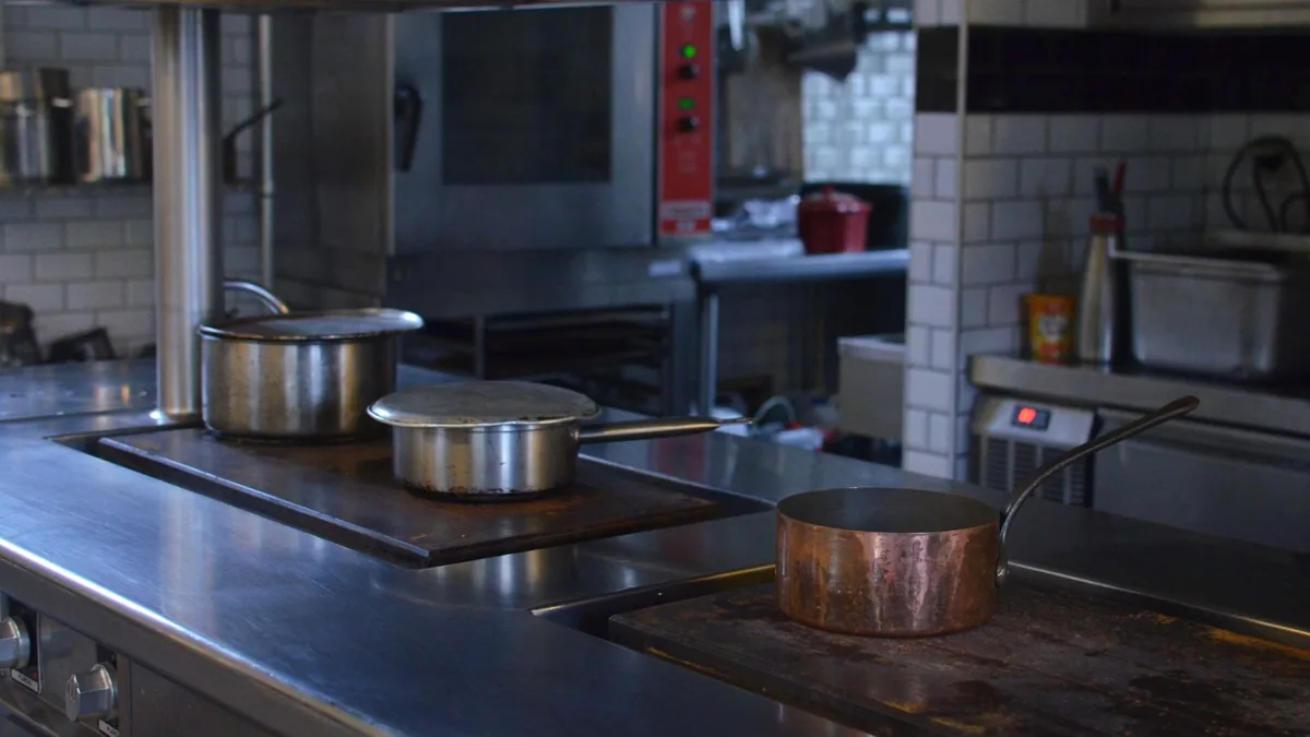 entretien cuisine professionnelle : plan de travail en inox propre dans une cuisine de restaurant
