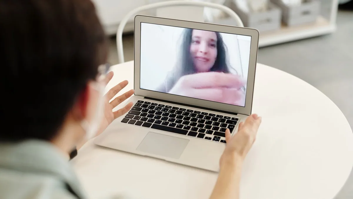 environnement de travail : salariée en télétravail lors d'une visioconférence avec son équipe
