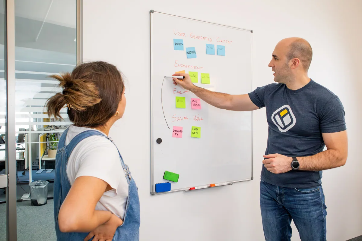 Pourquoi le SEO est important : une équipe planifie sa stratégie sur un tableau