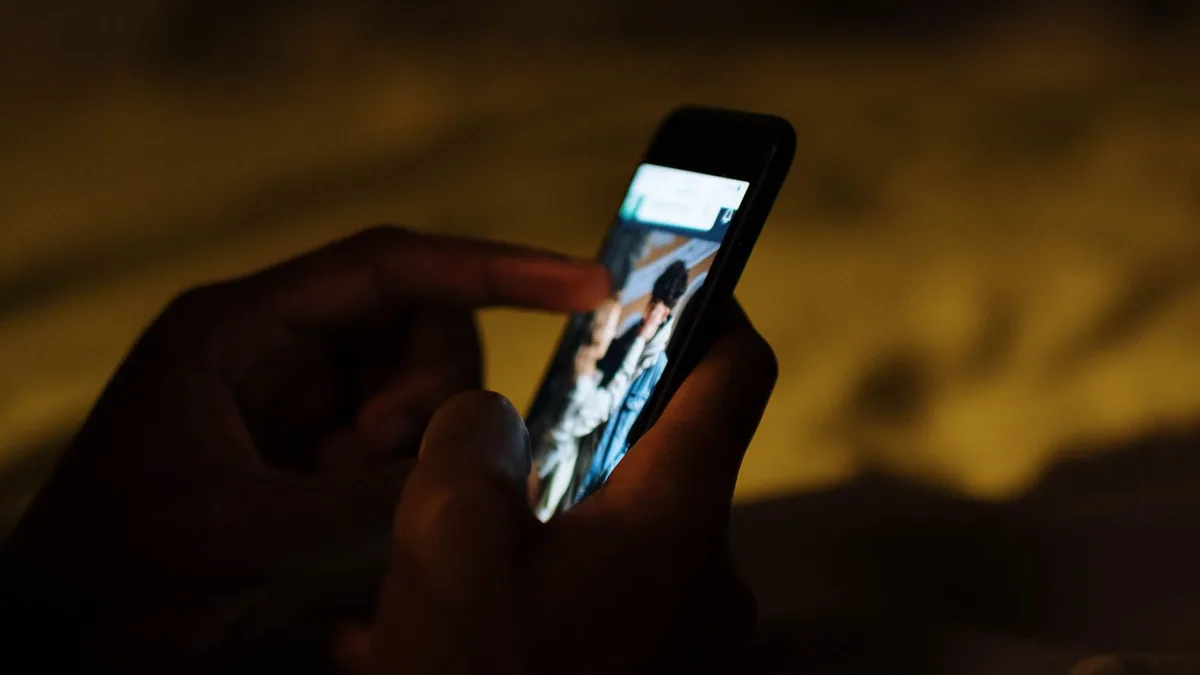 Comment être visible sur Google gratuitement : internaute effectuant une recherche sur son téléphone