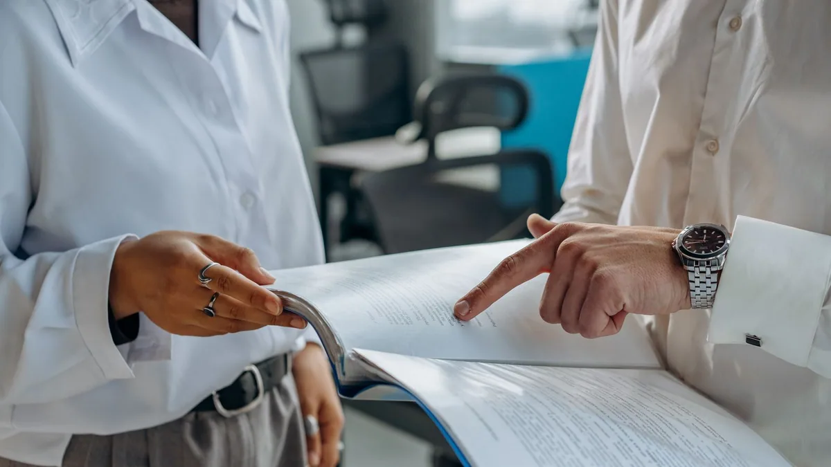 executive summary : des collègues lisent et commentent un rapport financier