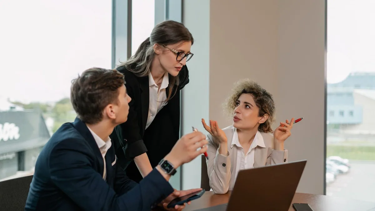 Expert SEO : réunion de travail entre une entreprise et son consultant