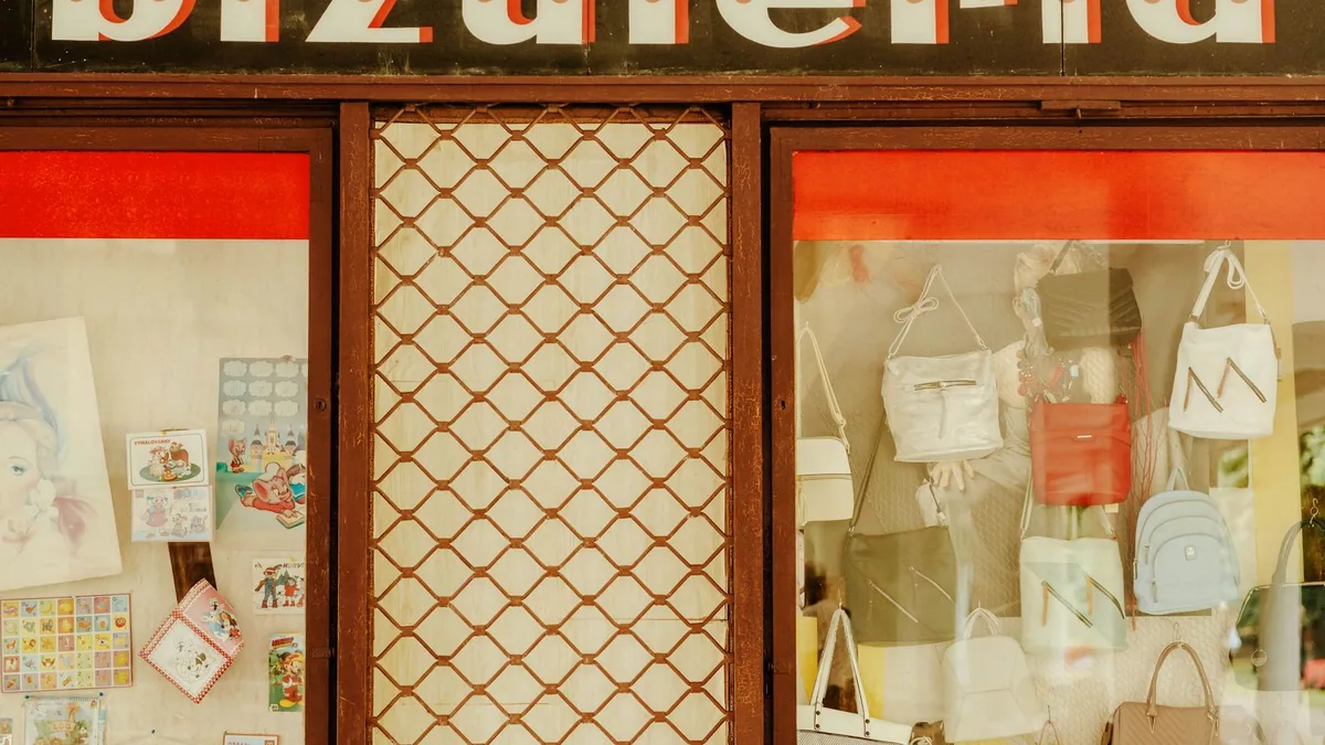 comment faire connaître son entreprise : une vitrine de boutique décorée qui attire le regard des passants