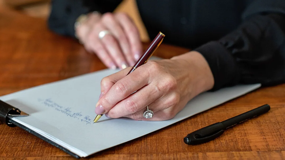 feedback client : une personne remplit un questionnaire de satisfaction sur un porte-bloc