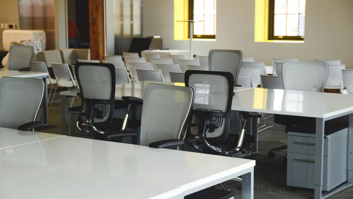flex office : poste de travail partagé avec fauteuil de bureau dans un espace ouvert